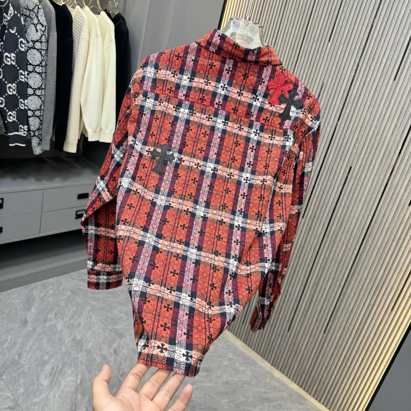 🅿️290 new arrival🆕 CH Crow Heart Horseshoe printing technology with hardware fasteners | Mid-length shirt jacket with lapel, horseshoe logo woven; letter logo buttons, the upper body effect is straight and stylish; cuff buttons are all cross buttons, and the inside is hemmed; noteworthy details are closed, the square mark on the hem must be a three-line motorcycle, not a flat machine sewing. A single piece is overweight. This quality is only available in red. Color: picture color. Size: S-xxl.